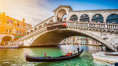 Gondolele sunt o atractie turistica in Venetia