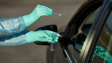 O persoană testată pentru coronavirus în mașină