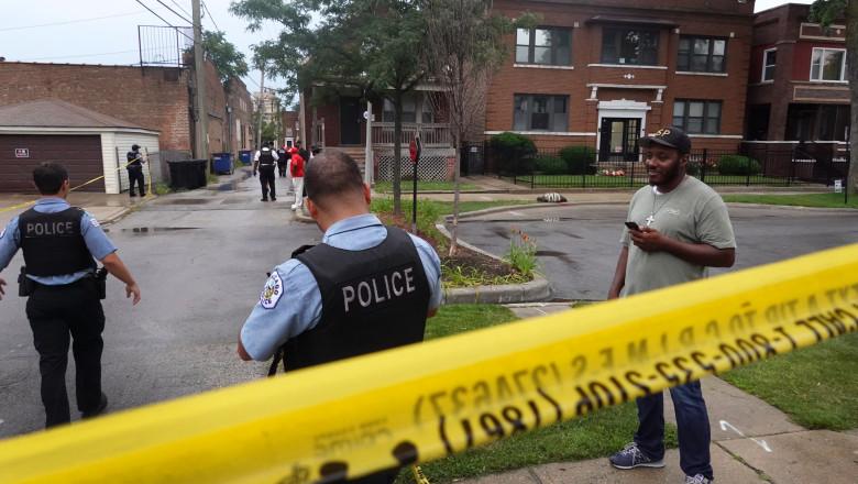 politie la locul faptei unor schimburi de focuri din chicago sua