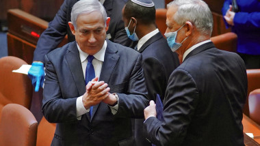 Benjamin Netanyahu (stânga) și Benny Gantz (dr) în Knesset