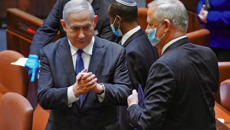 Benjamin Netanyahu (stânga) și Benny Gantz (dr) în Knesset