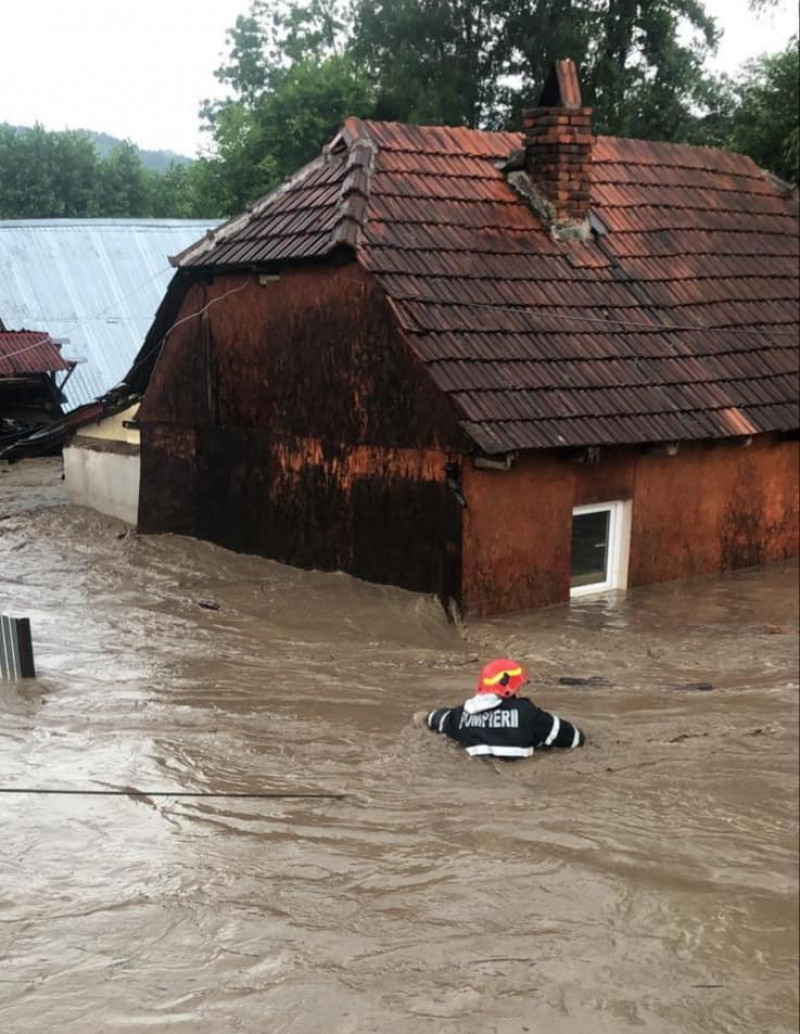 Ploile din ultimele ore au făcut ravagii în mai multe localități din șase județe. 11 persoane, salvate din calea viiturilor