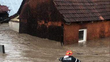Ploile din ultimele ore au făcut ravagii în mai multe localități din șase județe. 11 persoane, salvate din calea viiturilor