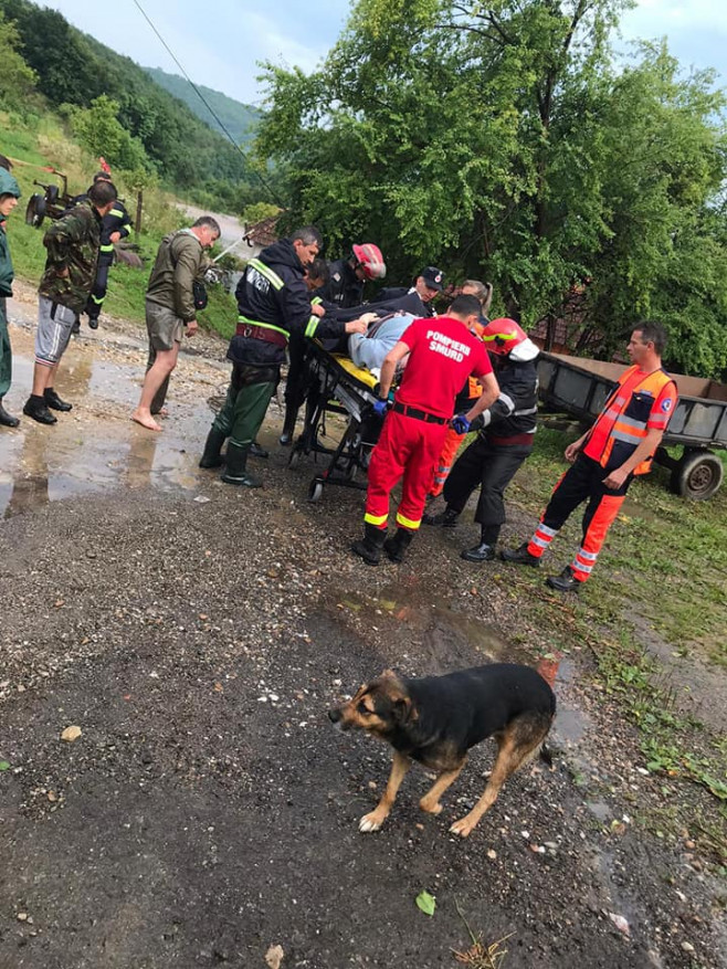 Ploile din ultimele ore au făcut ravagii în mai multe localități din șase județe. 11 persoane, salvate din calea viiturilor