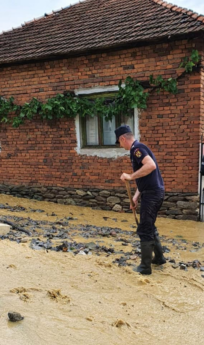 Ploile din ultimele ore au făcut ravagii în mai multe localități din șase județe. 11 persoane, salvate din calea viiturilor