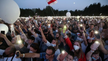 MINSK, BELARUS - JULY 30, 2020: People use their mobile phone torches during a campaign rally supporting presidential candidate Svetlana Tikhanovskaya. Nataliya Fedosenko/TASS,Image: 548401521, License: Rights-managed, Restrictions: , Model Release: no