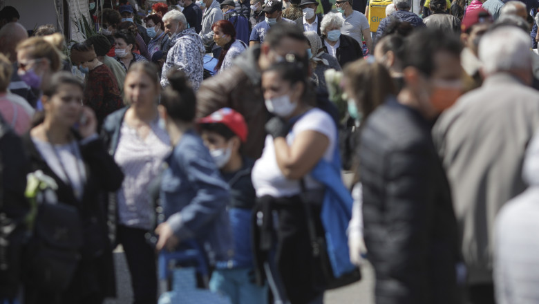Oamenii poarta masca pe strada, masura obligatorie in toate spatiile aglomerate din Romania
