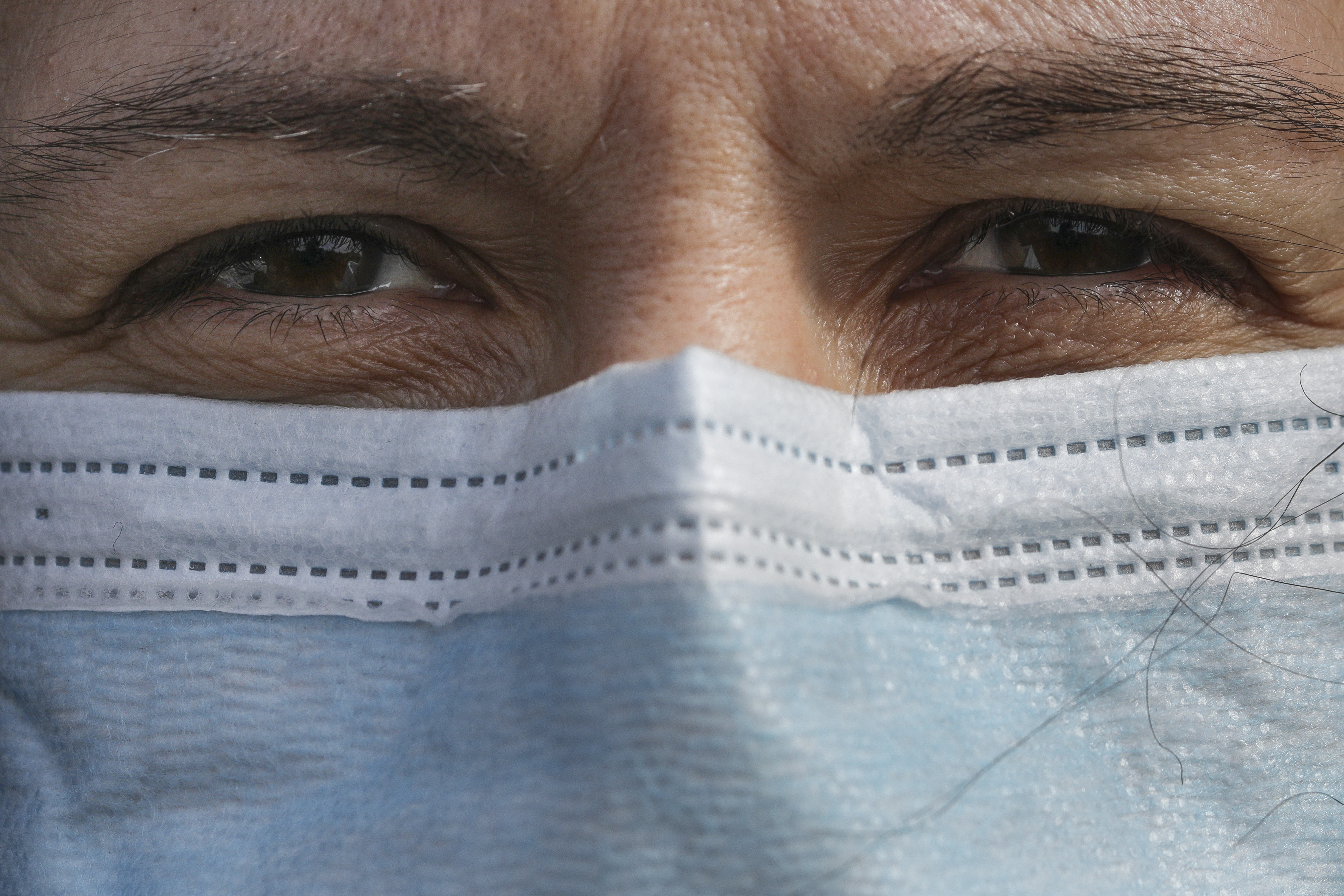 Sunt vaccinat împotriva Covid, dar am intrat în contact direct cu o persoană infectată. Intru sau nu în carantină?