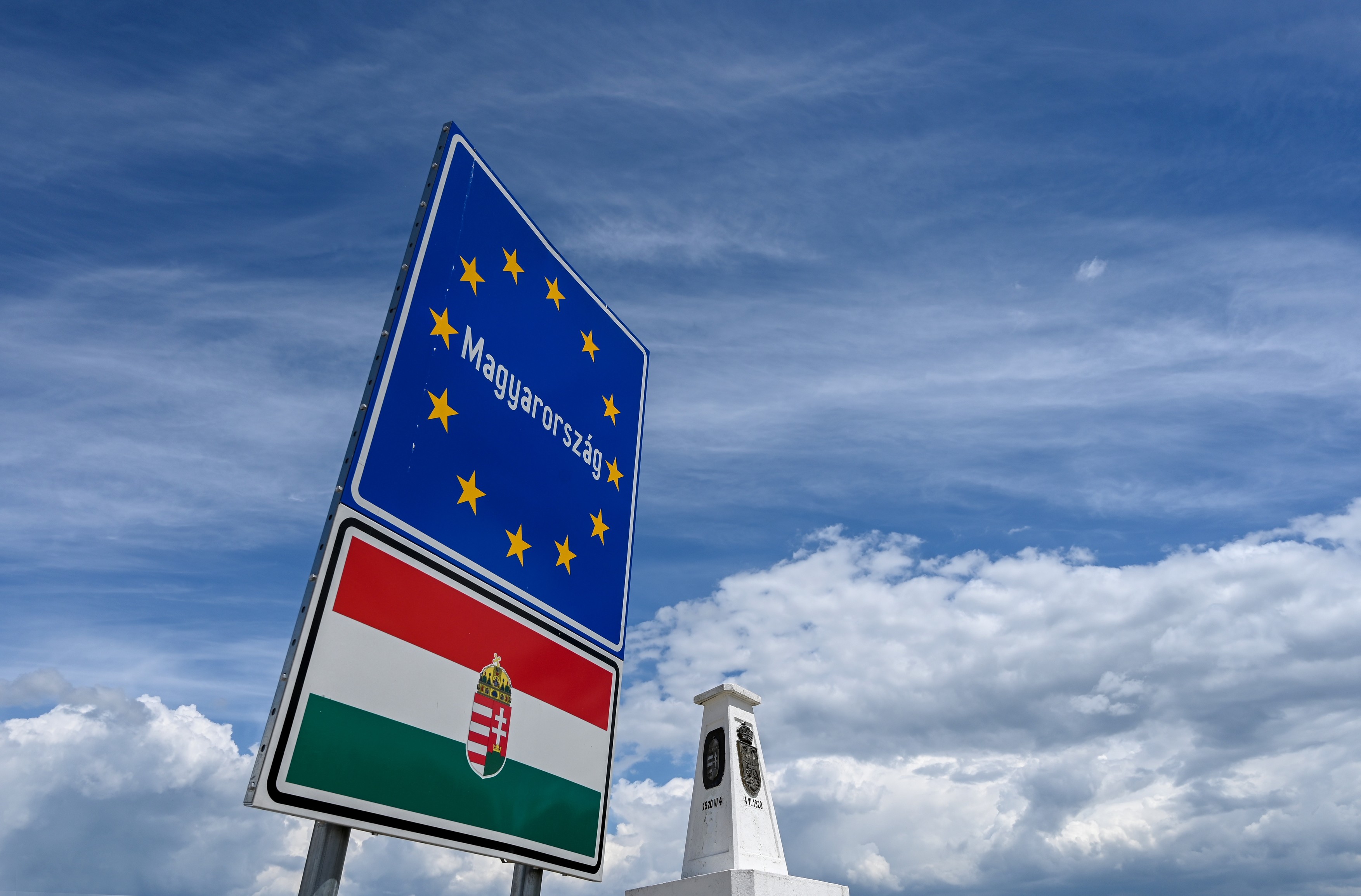 Un român a fost condamnat la aproape 4 ani de închisoare, în Ungaria, după ce a traficat 20 de migranți sirieni