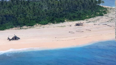 Salvare ca-n filme. Trei marinari au fost salvați de pe o insulă pustie după ce au scris SOS pe nisip