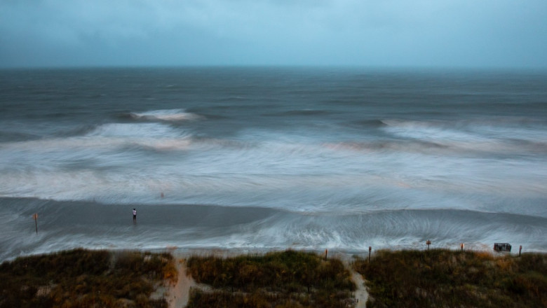 Furtuna Isaias a redevenit uragan de categoria 1 chiar înainte de a lovi coastele Carolinei de Nord