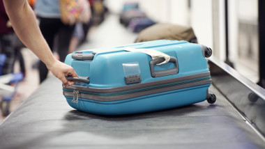 valiza pe banda de bagaje a aeroportului