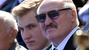 Aleksandr Lukașenko și fiul său Nikolai, considerat posibilul succesor, la parada de Ziua Victorie de la Moscova, din 24 iunie