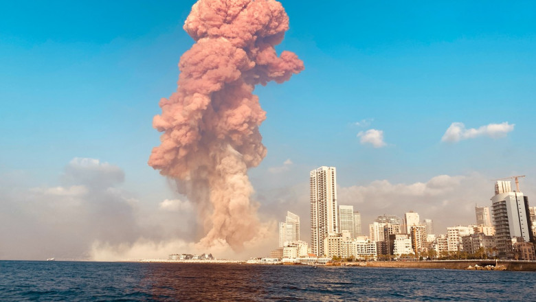 Norul roșiatic de fum rezultat în urma exploziei.