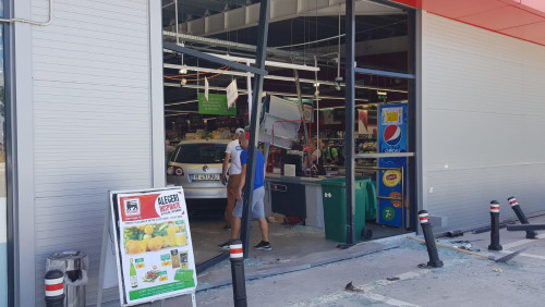 O femeie a intrat cu mașina într-un supermarket din Ilfov