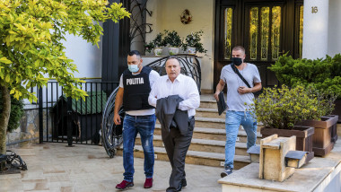 Fostul primar al Iașiului, Gheorghe Nichita, condamnat la cinci ani închisoare, este scos din casă sub escorta poliției pentru a fi dus în arest, miercuri, 5 august 2020
