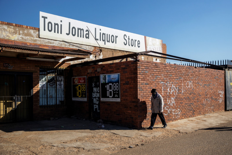 Un om trece pe lângă un magazin de băuturi alcoolice în Africa de Sud, după decizia guvernului de interzicere vânzare alcool în Africa de Sud, ca măsura de prevenire a ocupării paturilor ATI în contextul epidemiei de coronavirus