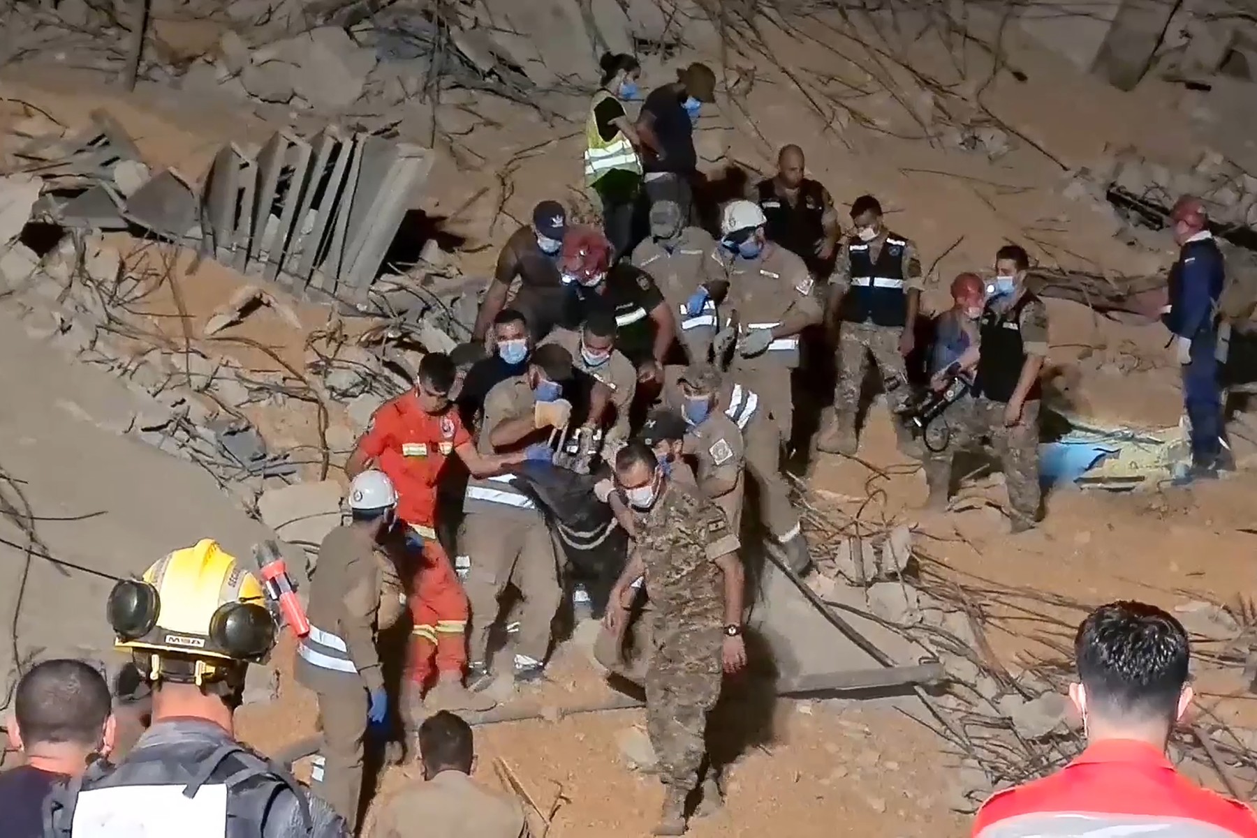 Un barbat din Beirut a fost gasit in viata de salvatorii voluntari dupa mai bine de 15 ore sub daramaturi