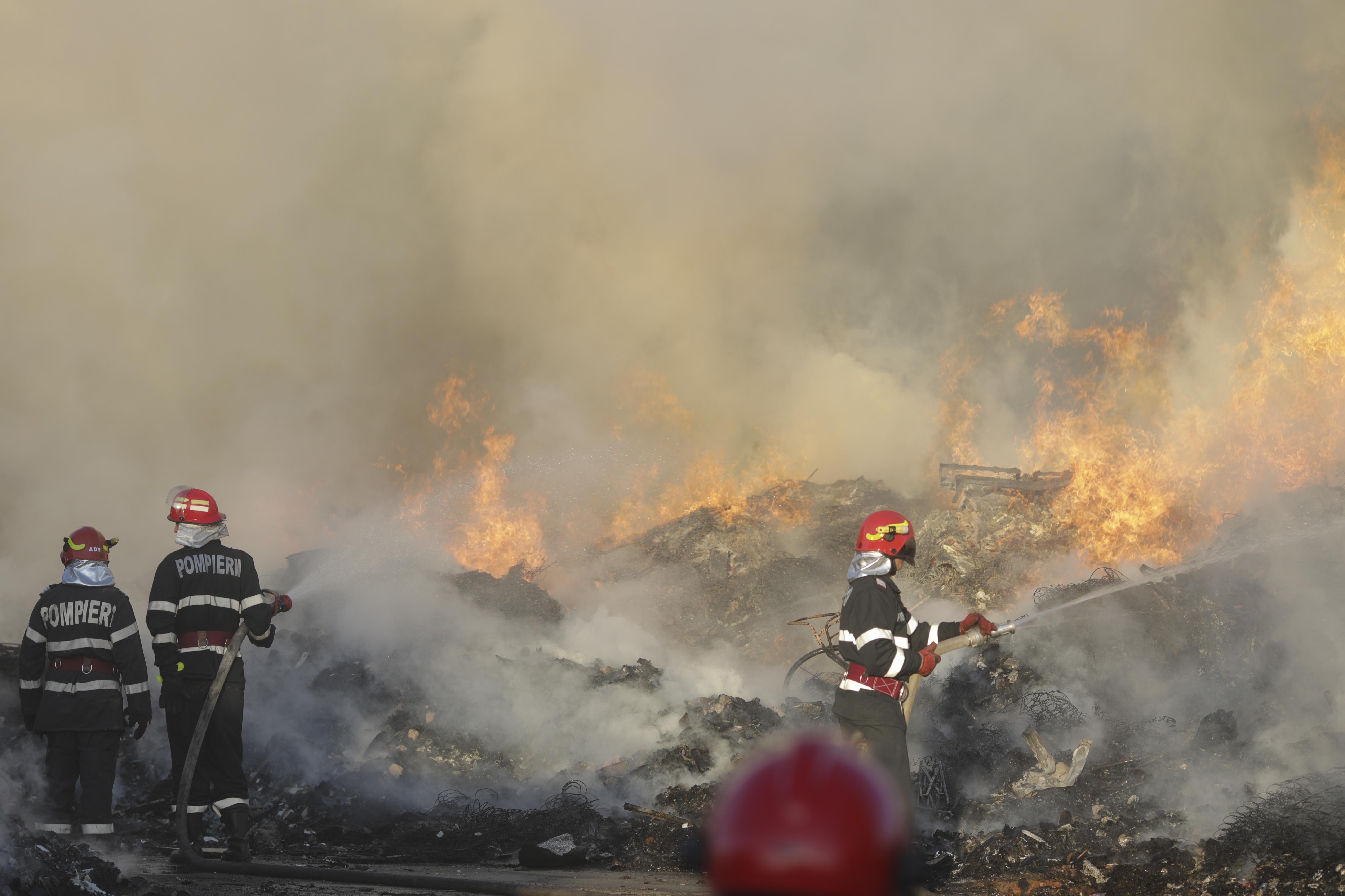 Incendiu puternic in Chitila, langa fosta groapa de gunoi. Locuitorii au fost avertizati prin RoAlert