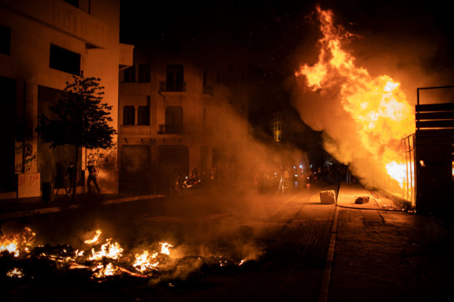 Proteste antiguvernamentale la Beirut. Manifestanții au vandalizat magazinele, iar forțele de ordine au ripostat cu gaze lacrimogene antiguvernamentale la Beirut. Manifestanții au vandalizat magazinele, iar forțele de ordine au ripostat cu gaze lacrimogene