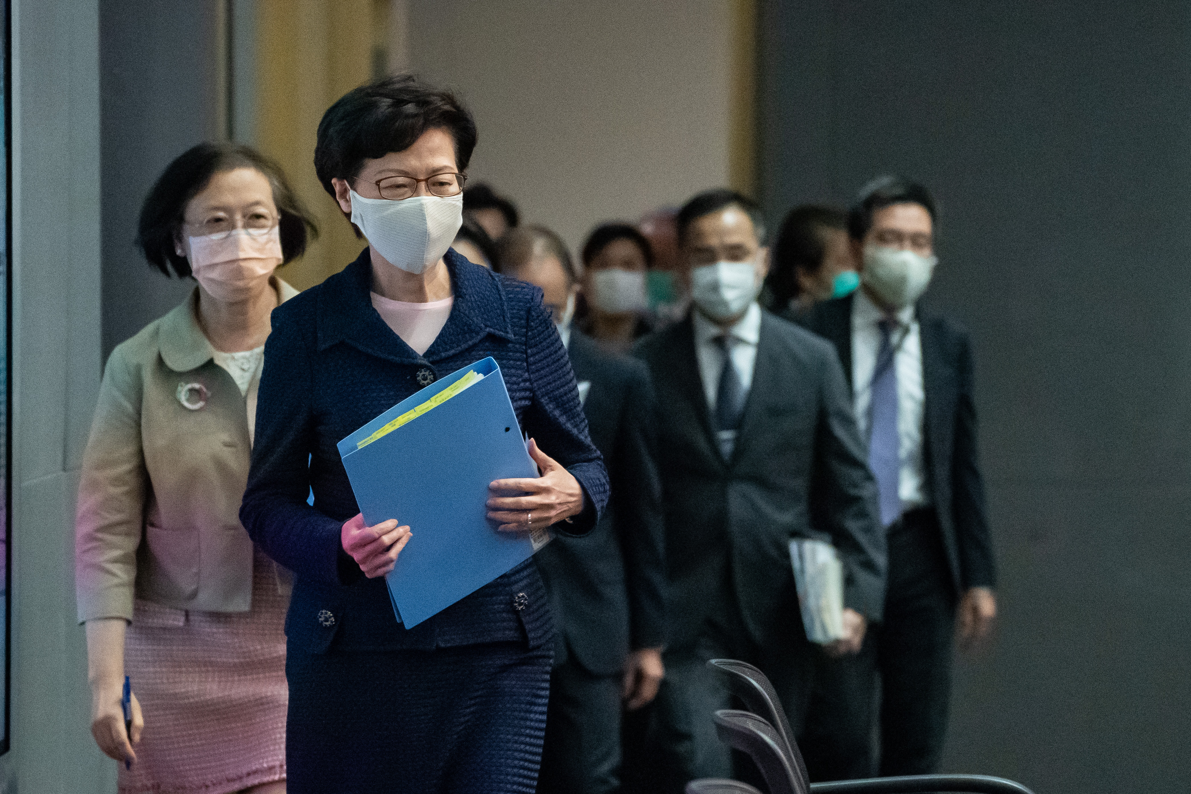 Şefa guvernului din Hong Kong, sancţionată de SUA, nu are cont bancar. Câți bani primește cash în fiecare lună