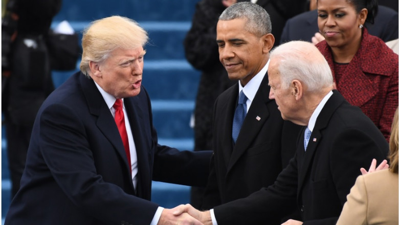 Donald Trump și Joe Biden dau mâna sub privirile lui Barack Obama la 20 ianuarie 2017, când Donald Trump și-a preluat oficial mandatul de președinte