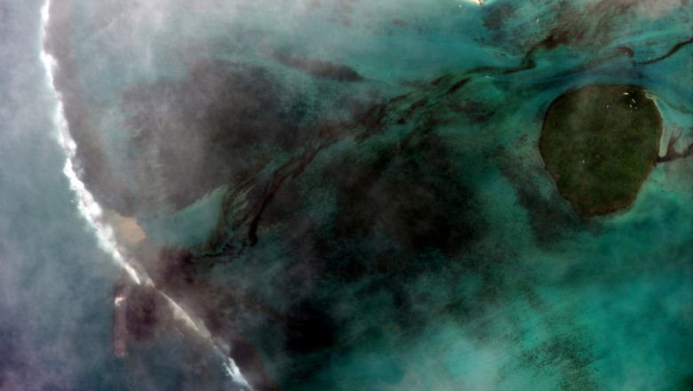 imagini din satelit cu tancul petrolier eșuat în largul coastelor insulei Mauritius și cu pata de petrol care a poluat apele Oceanului Indian