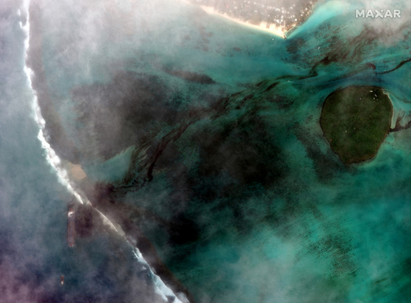 imagini din satelit cu tancul petrolier eșuat în largul coastelor insulei Mauritius și cu pata de petrol care a poluat apele Oceanului Indian