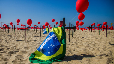 cruci pe plaja Copacabana, după ce Brazilia a depăşit 100 de mii de morţi provocate de coronavirus
