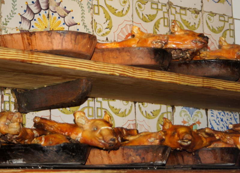 purceluşi de lapte preparaţi în bucătăria celui mai vechi restaurant din lume - Botino, Madrid, Spania
