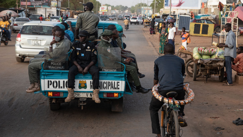imagine cu o maşină de poliţie pe o stradă din Niamey, Niger