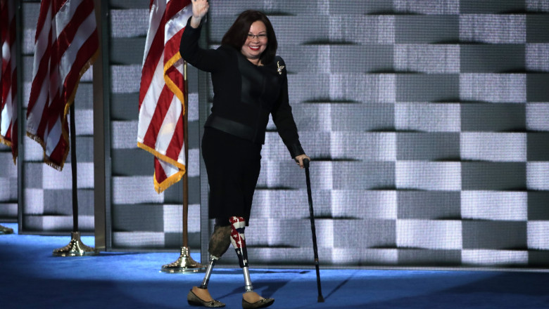 Tammy Duckworth, pe podium la Convenția Națională Democrată din 2016.