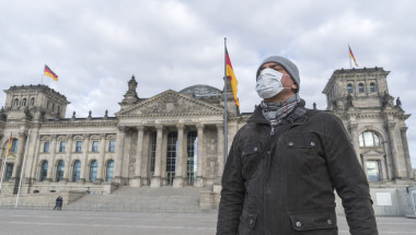 Ub bărbat poarta mască anti-coronavirus in centrul Berlinului.