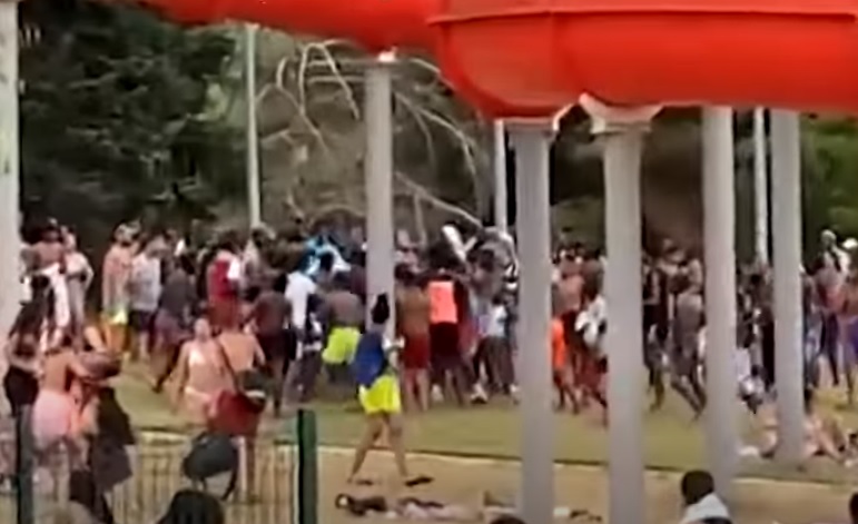 Poliția, chemată să intervină cu gaze lacrimogene la piscină