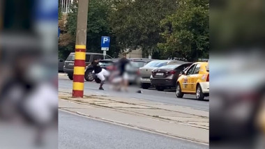 Taximetrist bătut în plină zi pe un bulevard din Bucureșt