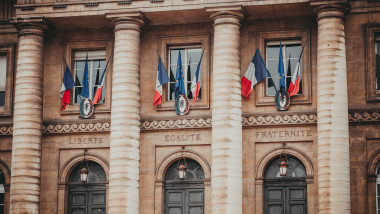 intrarea palatului justitiei din Franta pe care scrie liberte egalite fraternite