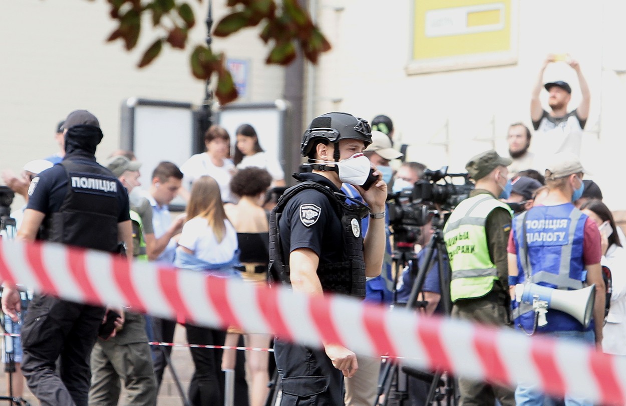 Barbatul care s-a baricadat intr-o banca din Kiev cu un rucsac in care sustinea ca are o bomba a fost capturat