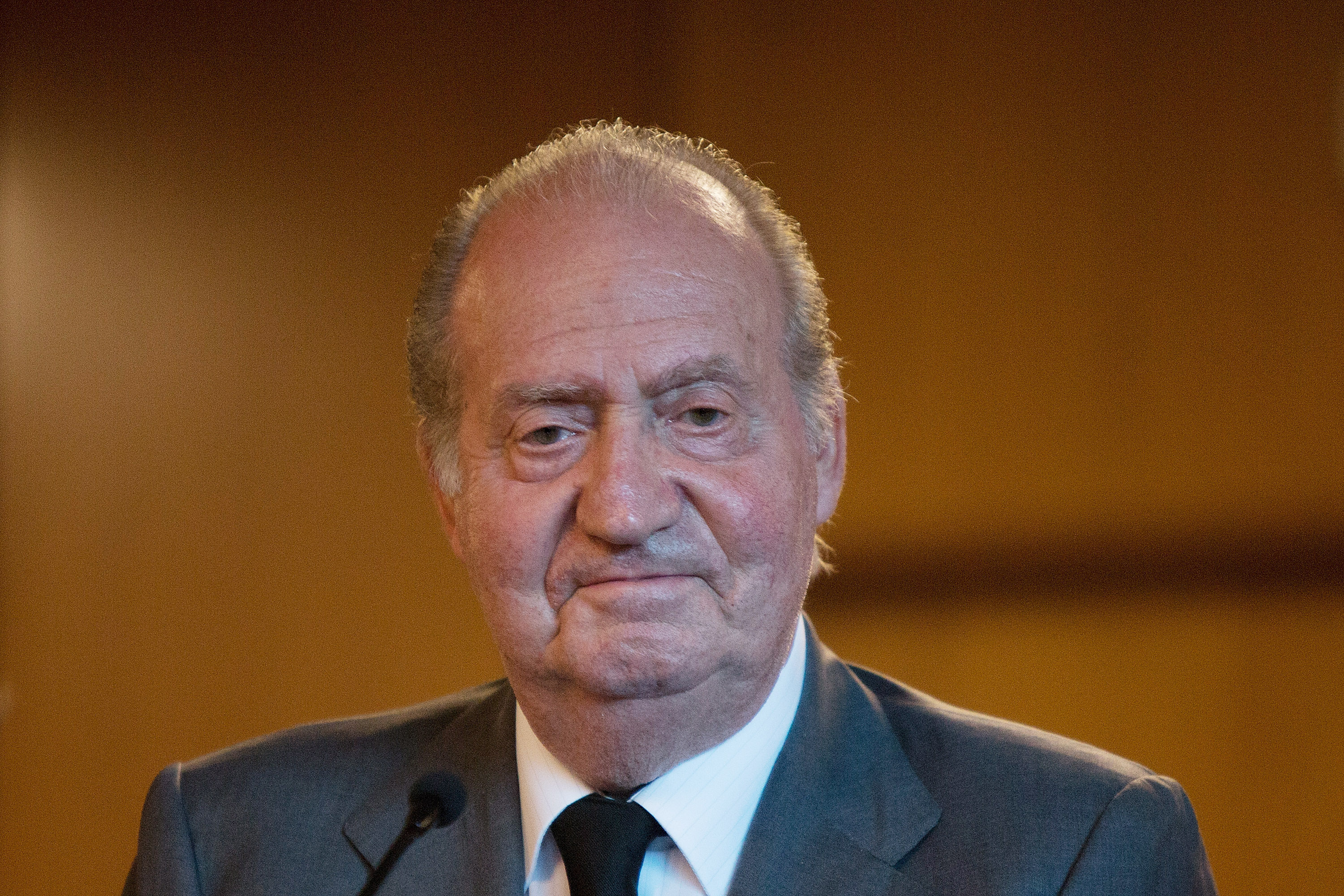 Fostul rege Juan Carlos al Spaniei paraseste definitiv tara in contextul acuzatiilor de coruptie