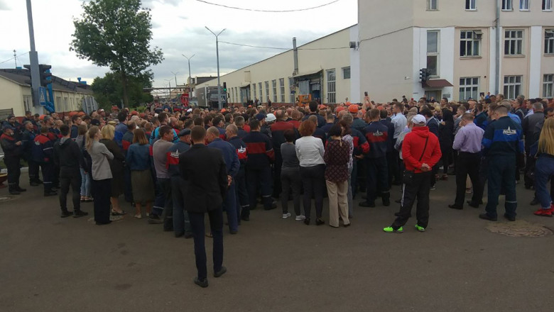Muncitori de la uzina de automobile din Minsk s-au adunat pentru a cere retragerea unităților speciale de poliție de pe străzile orașului și pentru a cere alegeri corecte