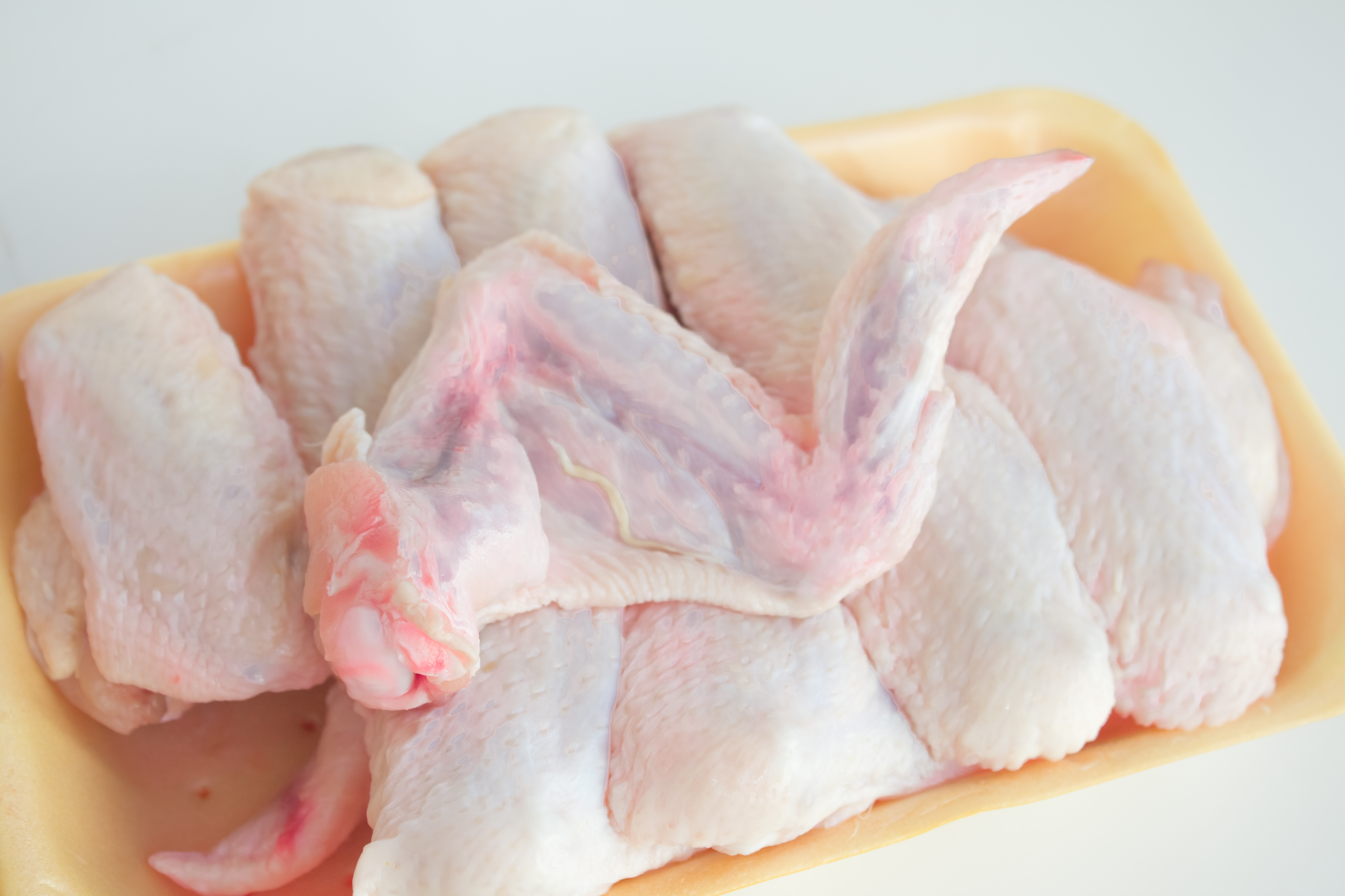 Pui cu superbacterii, în magazine. O analiză la nivel european ridică din nou problema folosirii antibioticelor în ferme