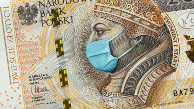 bancnota cu efigie cu masca: economia poloneza afectata de masurile anti-coronavirus