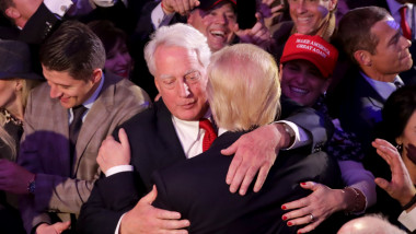 Robert Trump îl îmbrățișează pe Donald Trump în timpul campaniei electorale din 2016