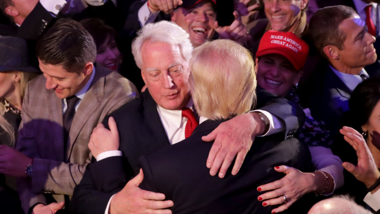 Robert Trump îl îmbrățișează pe Donald Trump în timpul campaniei electorale din 2016