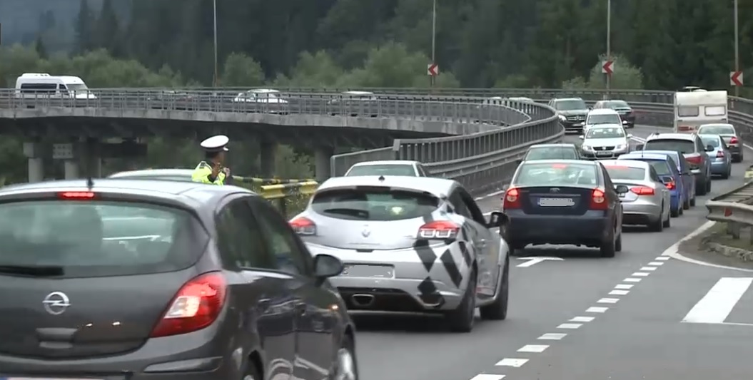 Aglomerație pe DN1 în zona stațiunilor montane. Șoferii sunt sfătuiți să folosească rute ocolitoare