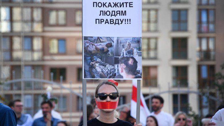 Oameni care protestează și cer televiziunii de stat să relateze cu obiectivitate despre ceea ce se întâmplă în țară după realegerea lui Aleksandr Lukașenko pentru al șaselea mandat de președinte