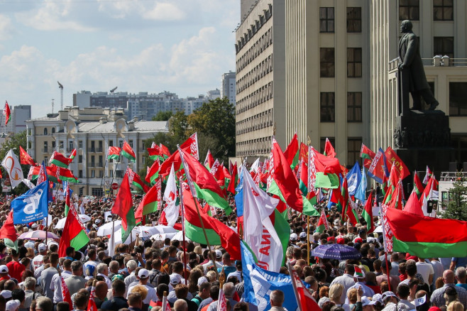 Autocare cu muncitori aduși cu forța la mitingul pro-Lukașenko din Minsk: "V-am chemat aici pentru a vă apăra țara"