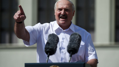 Aleksandr Lukasenko gestioneaza furios in timp ce tine un discurs in fata sustinatorilor