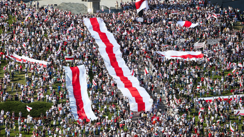 Protestatarii se adună în Piața Eroilor din Minsk duminică, 16 august 2020, pentru „Marșul libertății”, cel mai amplu miting împotriva realegerii președintelui Aleksandr Lukașenko