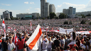 Protestatarii se adună în Piața Eroilor din Minsk duminică, 16 august 2020, pentru „Marșul libertății”, cel mai amplu miting împotriva realegerii președintelui Aleksandr Lukașenko