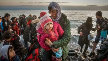 Refugiați sirieni pe malul insulei Lesbos, în Grecia